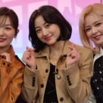 Red Velvet スルギ（左）、TWICE ジヒョ（中）、ジョンヨン（右）