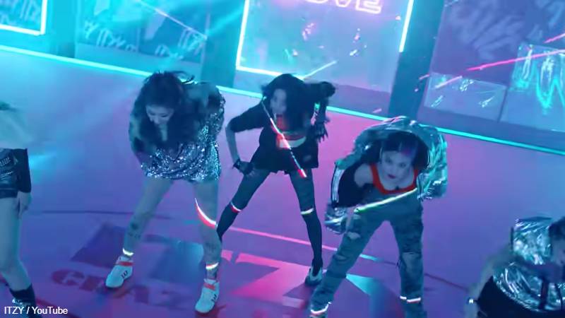 ITZY 「SWIPE」 該当の振りつけシーン