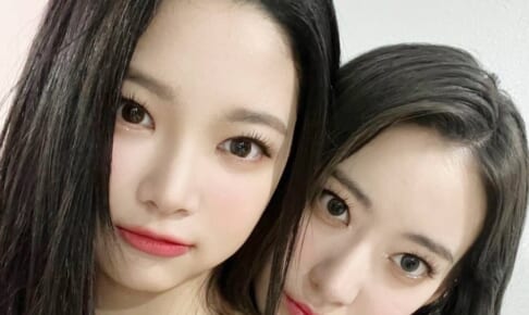 LE SSERAFIM 宮脇咲良（右）、ホン・ウンチェ（左）