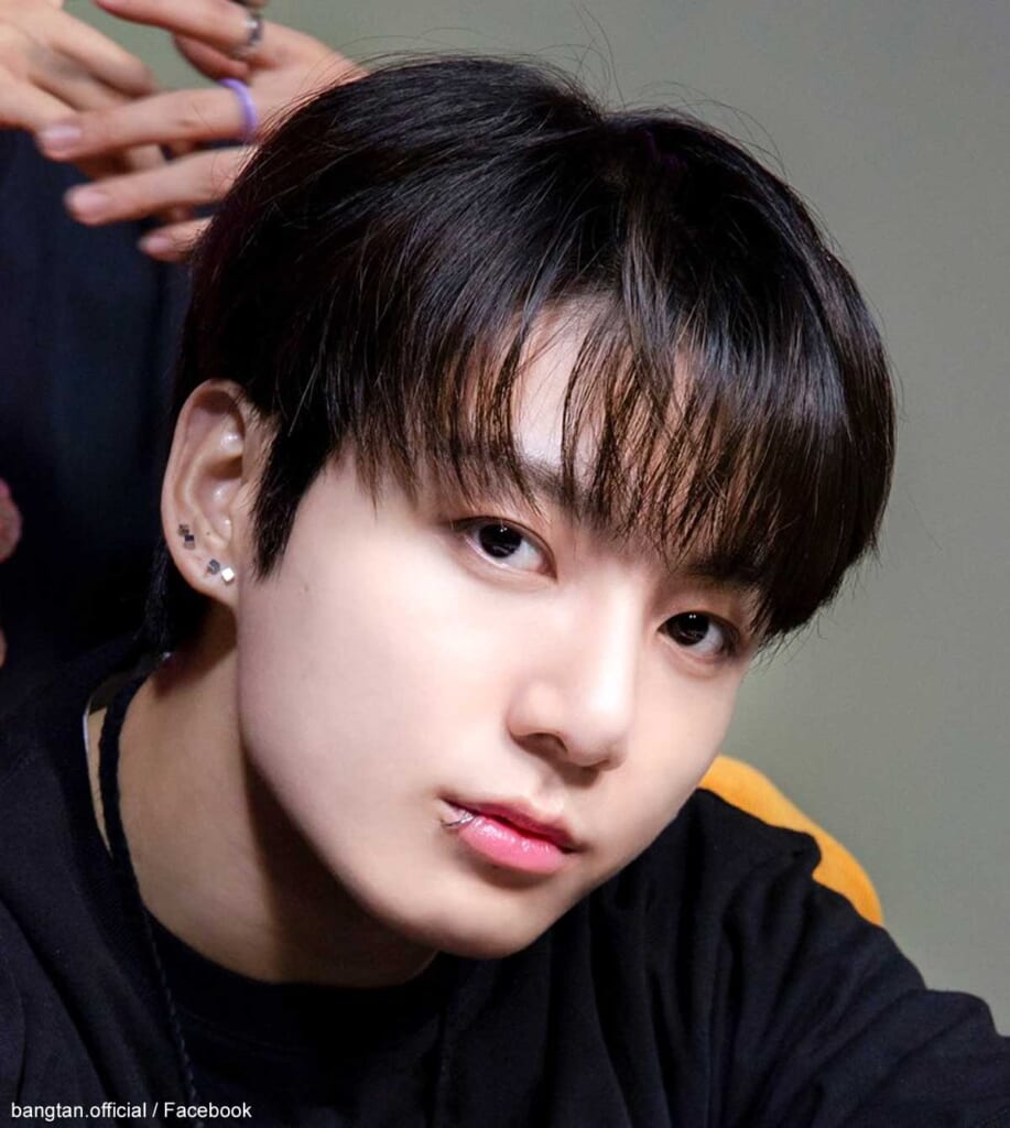 BTS ジョングクの愛らしさにはスタッフまで超メロメロ! 過酷な撮影中、彼が見せたおふざけがかわいすぎる… 現場の雰囲気をたちまち平和にさせる ...