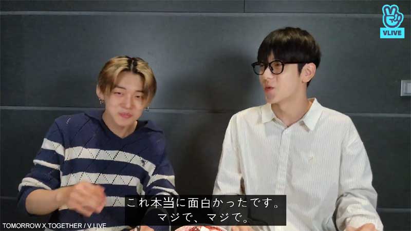 SEVENTEENのV LIVEについて話す2人