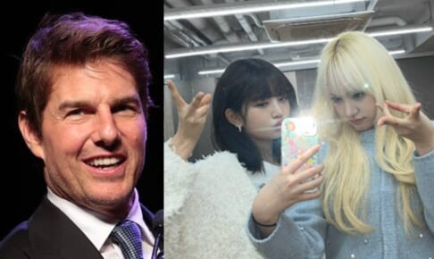 トム・クルーズ（左）、ギャルピースをする IVE レイ＆リズ（右）