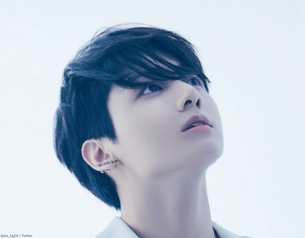 BTS ジョングク、なんと空港である人物に心を奪われる！ かわいすぎて目が離せない… ？ すれ違ってもなお振り向いて見つめ続ける… 目撃された ...