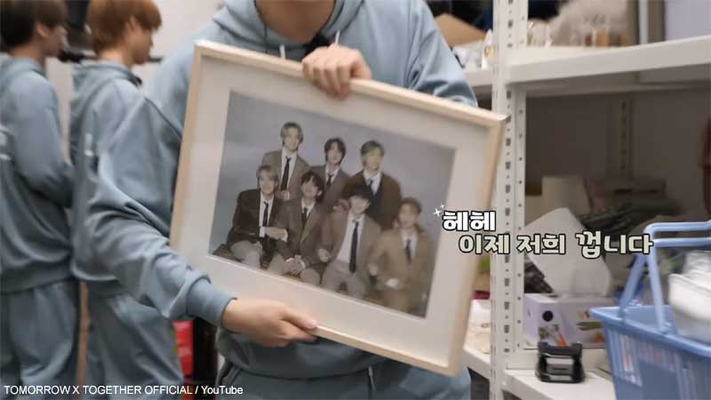BTSの家族写真を手に取るヒュニンカイ