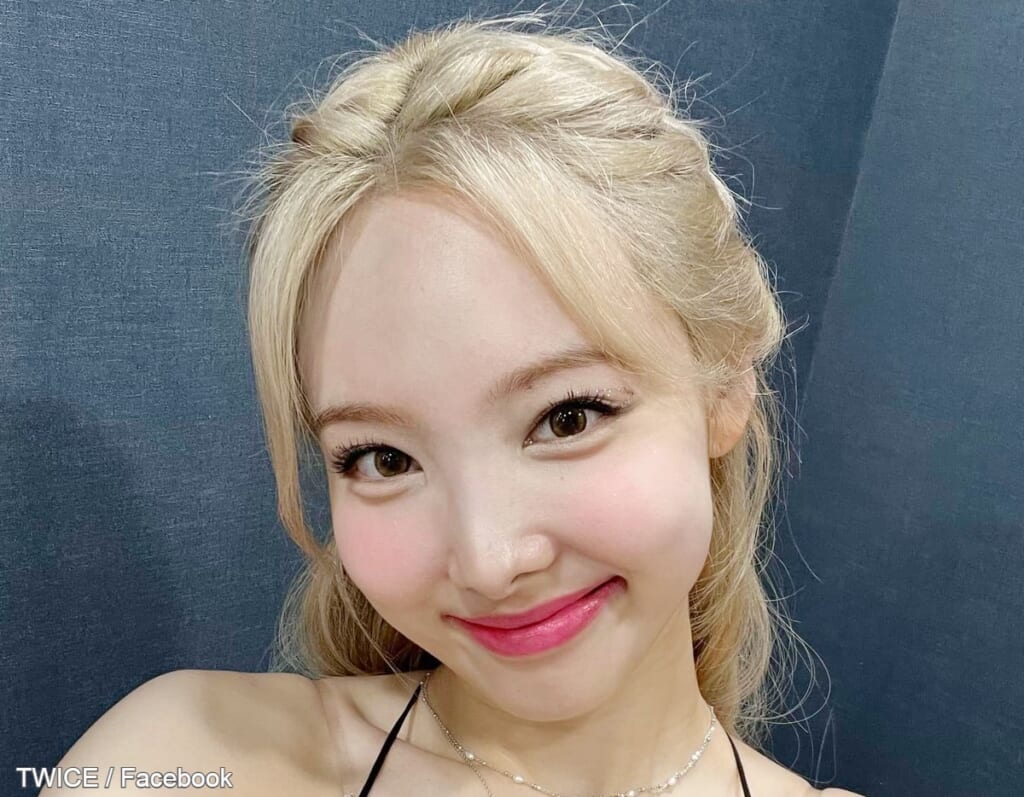 K Popアイドルが明かす セルカの撮り方 輪ゴムとスマホケースで 他撮り風写真 が完成 超簡単な裏ワザにビックリ Odiodi