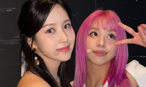 TWICE ミナ（左）、チェヨン（右）