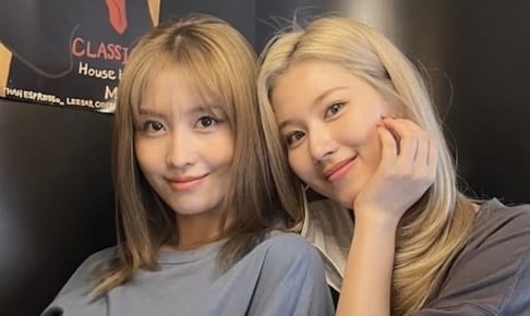 TWICE モモ（左）、サナ（右）