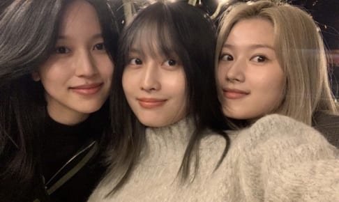 （左から）TWICE ミナ、サナ、モモ