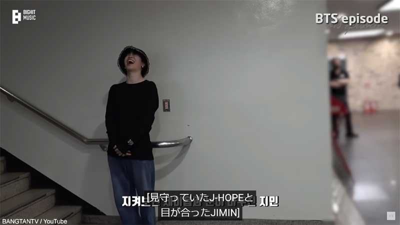 J-HOPEに見られて照れるジミン