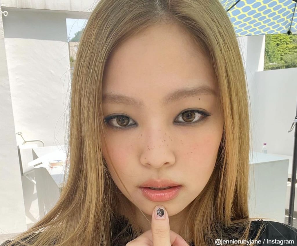 BLACKPINKジェニーの私服は3000円以下！？ シャネルの女王の普段着が話題 - KPOP monster