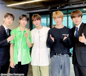 ドヨン(NCT)、SMルーキーズ(スンハン、ウンソク、ショウヘイ)、ジョンウ(NCT)(右)