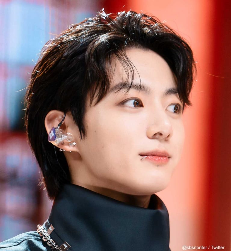 BTS ジョングク、歴代最高級の美しい姿に視線集中！ 風になびく長髪と余裕のある表情、カリスマあふれる眼差し・・ スーパースターの風格を ...