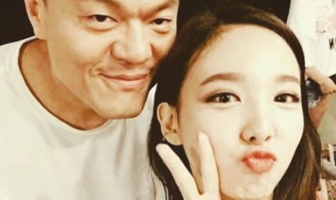 J.Y.Park（左）、TWICE ナヨン（右）