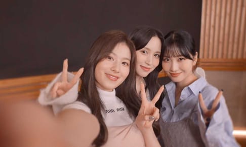 TWICE （左から）サナ、ミナ、モモ