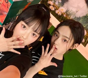 NewJeans ハニ、ミンジ（右）
