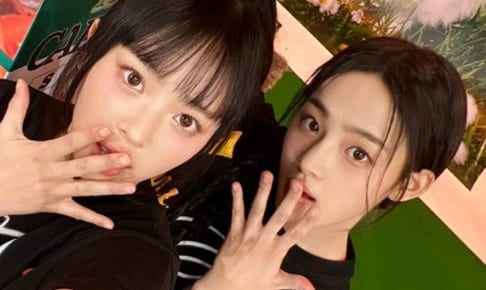 NewJeans ハニ、ミンジ（右）