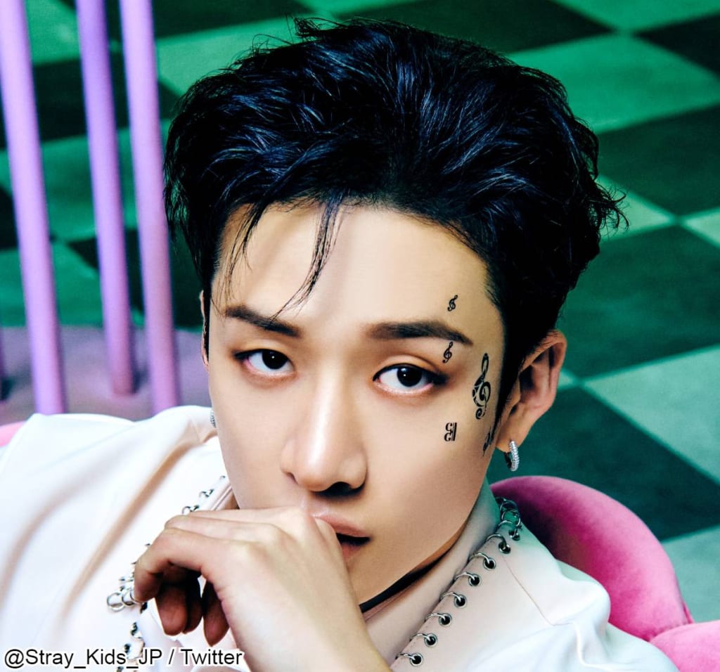新アンバサダー候補！？ Stray Kids バンチャン、全身PRADAで統一した洗練カジュアルなファッションを披露！ ガラッとイメチェンした
