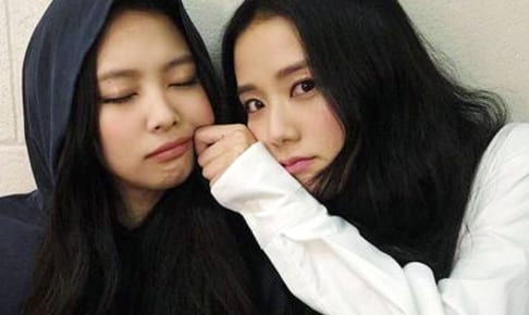 BLACKPINK ジェニー、ジス（右）