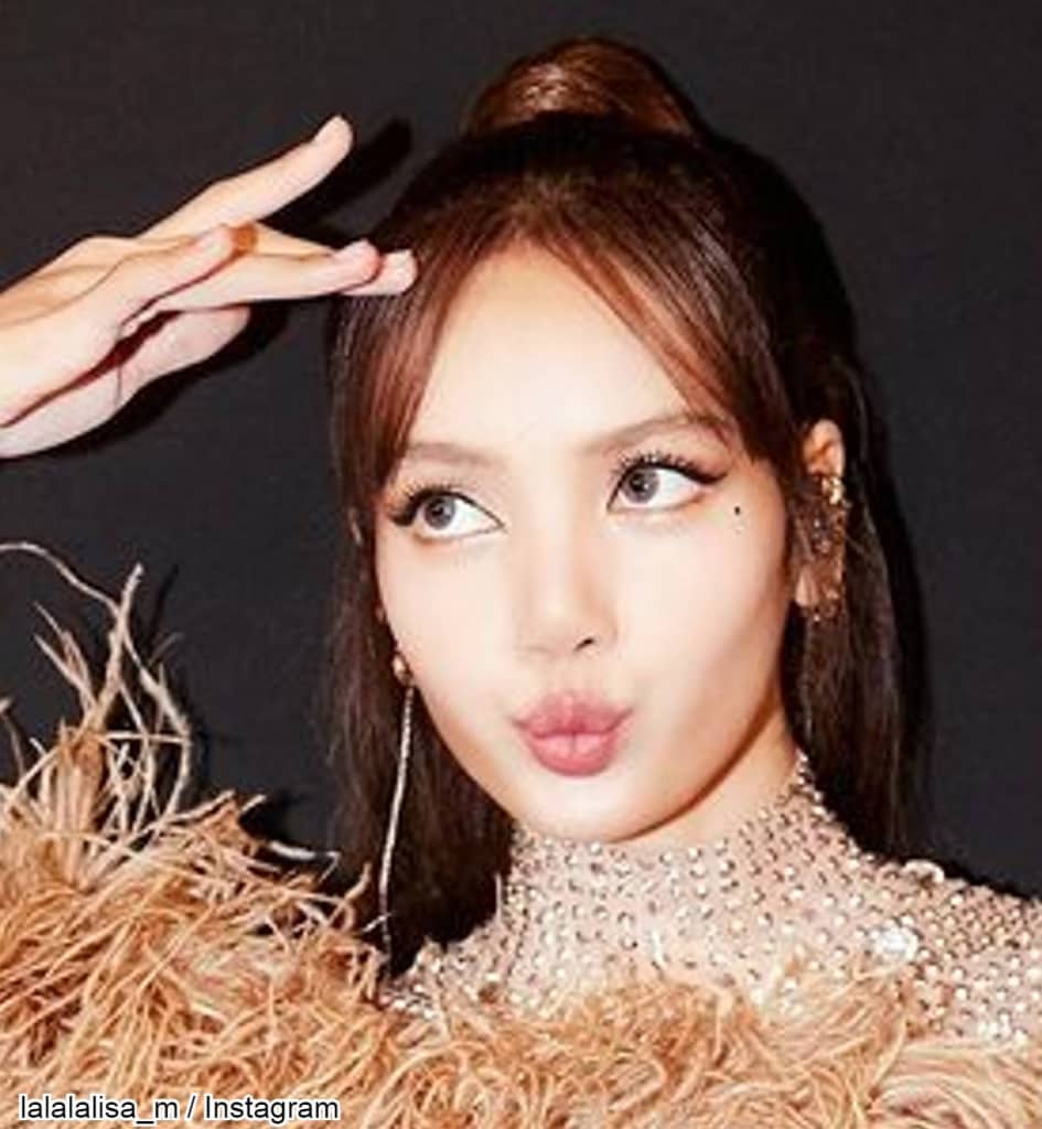 本人も大慌て! BLACKPINK リサ、間違えてファンに中指を立てる!? 衝撃的な展開に戸惑う姿がかわいすぎる - KPOP monster